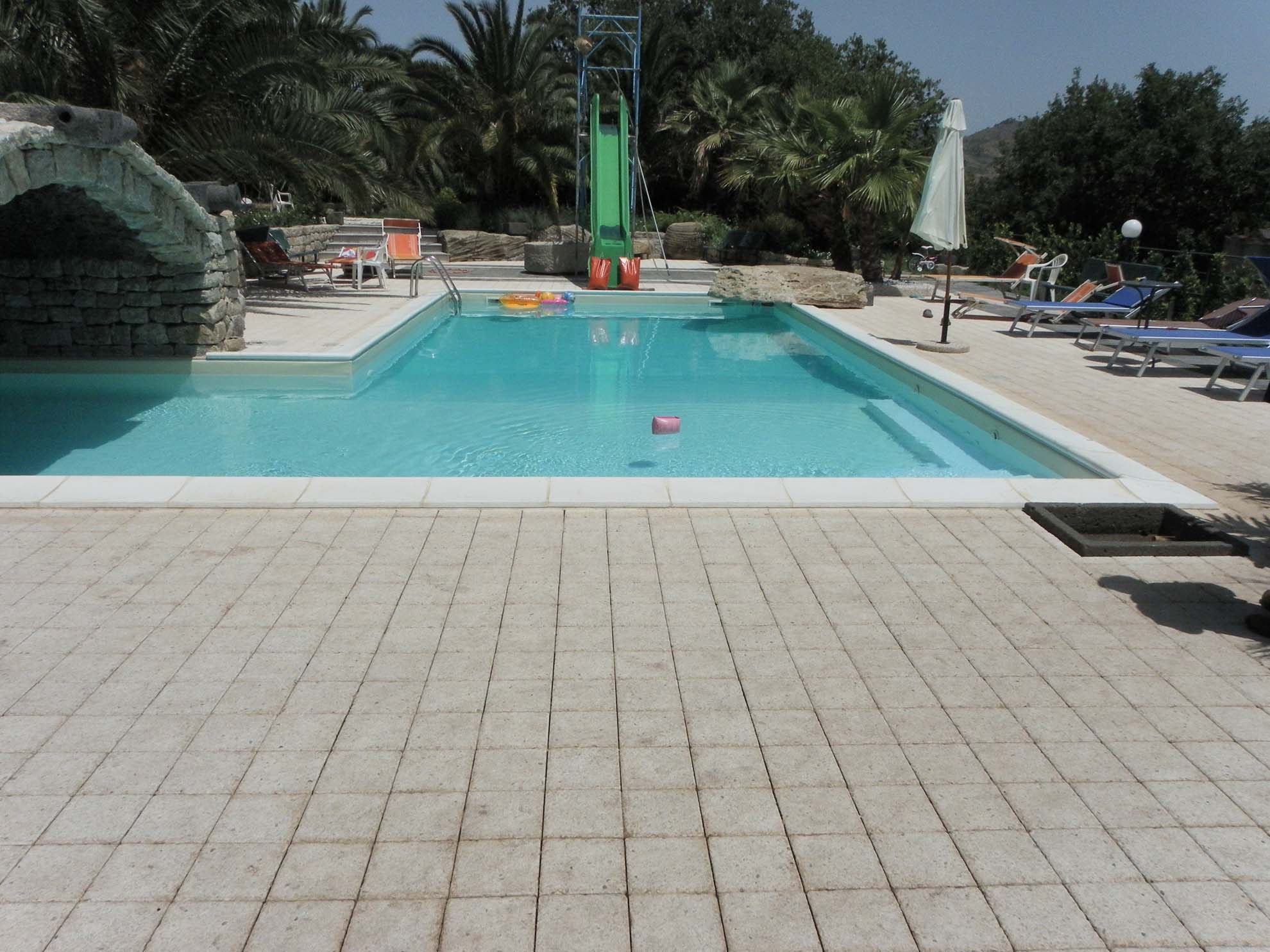 Linguaglossa (CT) Piscina